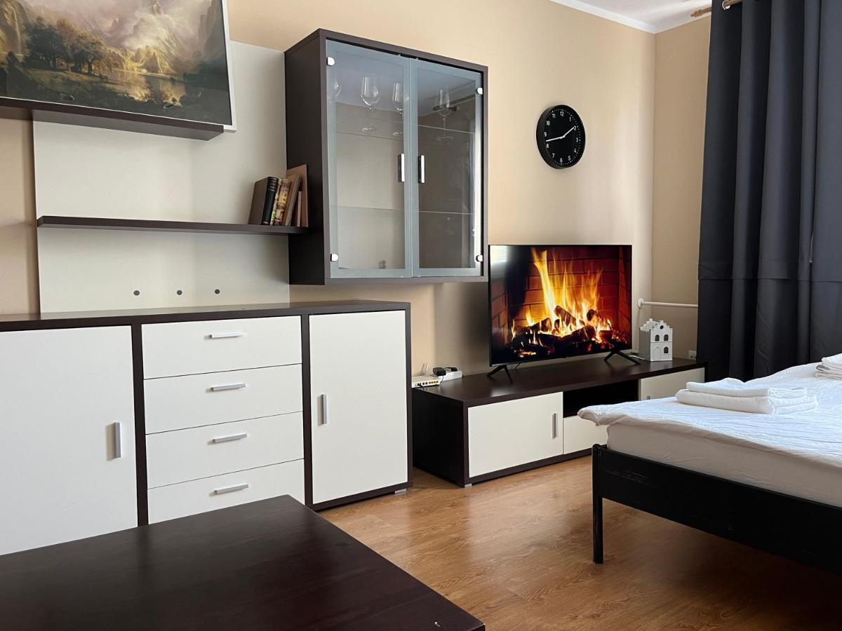 Elegant Escape Apartment - Free Parking, Easy Access To City Centre Bratislava Exterior photo