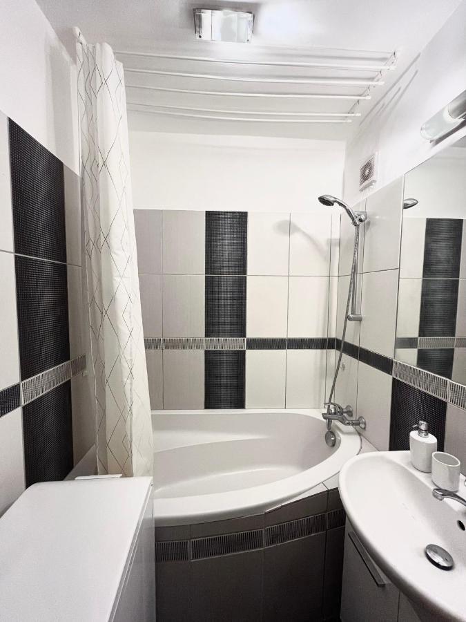 Elegant Escape Apartment - Free Parking, Easy Access To City Centre Bratislava Exterior photo