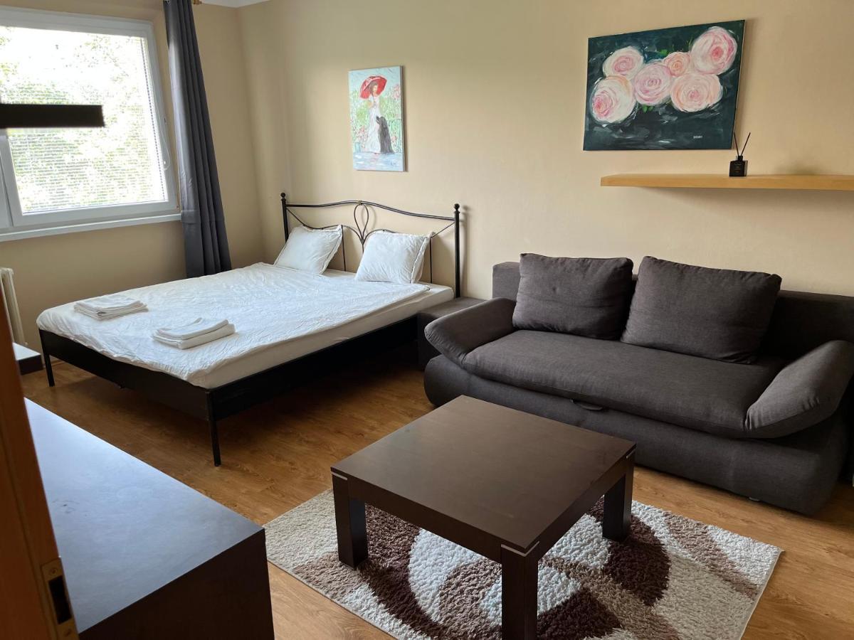 Elegant Escape Apartment - Free Parking, Easy Access To City Centre Bratislava Exterior photo